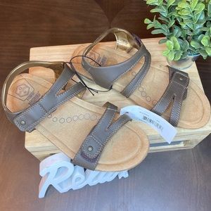 khombu sandals brown